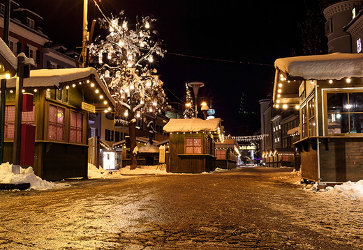 Adventstimmung am Kanaldeckel in Lienz
